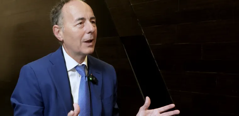 Jan van Eck gestures while speaking to Dave Nadig at ICI 2026